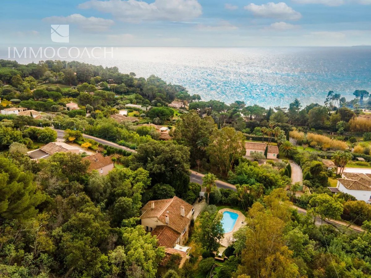 𝐔𝐍𝐄 𝐄𝐗𝐂𝐋𝐔𝐒𝐈𝐕𝐈𝐓𝐄́ 𝐈𝐌𝐌𝐎𝐂𝐎𝐀𝐂𝐇 ✨

Découvrez cette villa avec piscine dans le quartier très recherché du Vergeron à La Croix-Valmer. 

Plus d'information au près de Gilles Mambour au 06 16 97 57 43 ou par mail à gmambour@immocoach