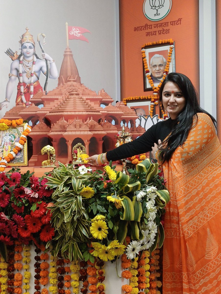 दुनिया ने आज देख लिया, हम कैसे वचन निभाते हैं !
जब सौगंध राम की खाते हैं, तो मंदिर वहीं बनाते हैं !!🚩

#RamMandirPranPratishta #ModiHaiToMumkinHai #ayodhyarammandirnirman #ayodhya #ramlala #SabkeRam #AyodhaRamMandir #RamLalla
#RamMandirPranPrathistha
