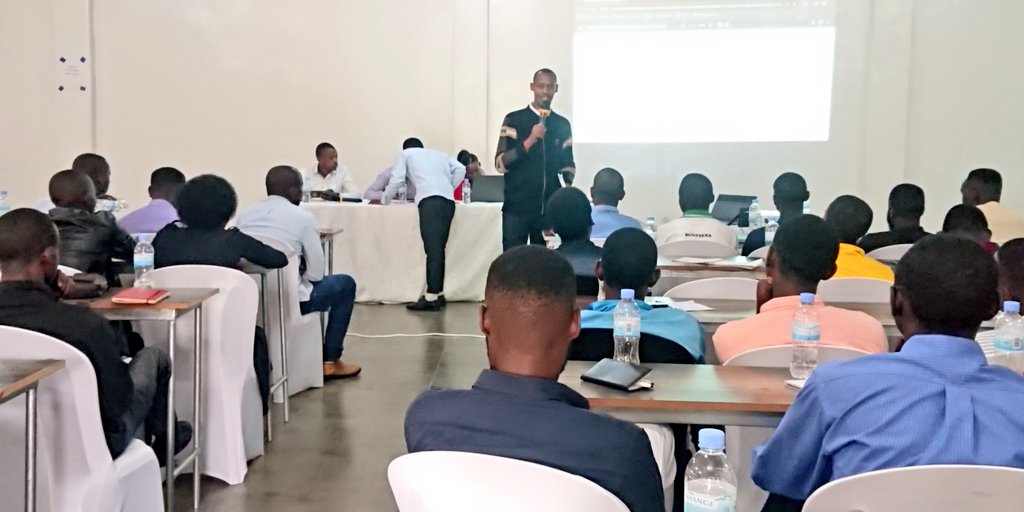 bugeserayouth's tweet image. 𝐔𝐛𝐮𝐭𝐰𝐚𝐫𝐢 𝐦𝐮 𝐁𝐚𝐧𝐲𝐚𝐫𝐰𝐚𝐧𝐝𝐚, 𝐀𝐠𝐚𝐜𝐢𝐫𝐨 𝐤𝐚𝐜𝐮
Umukozi w'Akarere ka Bugesera Bwana Rwabuhaya Jean Jacques ari gutanga ikiganiro ku butwari mu Banyarwanda ku urubyiriko rusanga 130 ruhagarariye abandi kuva ku rwego rw'Akagari kugeza ku rwego rw'Akarere.