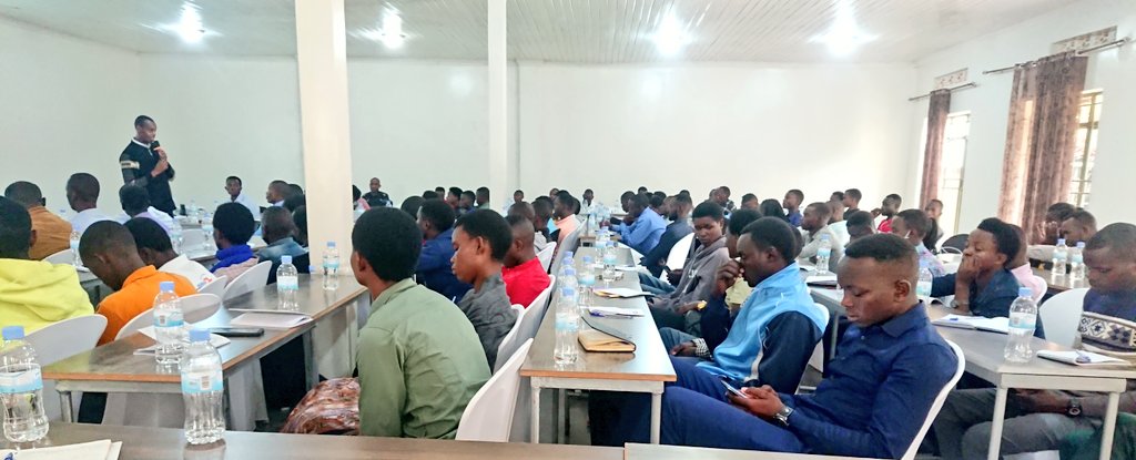 bugeserayouth's tweet image. 𝐔𝐛𝐮𝐭𝐰𝐚𝐫𝐢 𝐦𝐮 𝐁𝐚𝐧𝐲𝐚𝐫𝐰𝐚𝐧𝐝𝐚, 𝐀𝐠𝐚𝐜𝐢𝐫𝐨 𝐤𝐚𝐜𝐮
Umukozi w'Akarere ka Bugesera Bwana Rwabuhaya Jean Jacques ari gutanga ikiganiro ku butwari mu Banyarwanda ku urubyiriko rusanga 130 ruhagarariye abandi kuva ku rwego rw'Akagari kugeza ku rwego rw'Akarere.