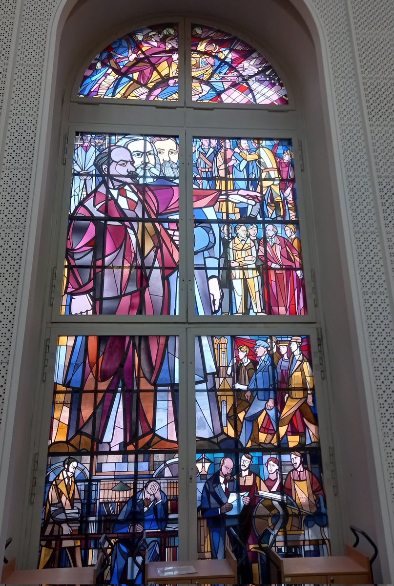 Stefan_Kalmring's tweet photo. #Lenin als Fenster in der '#Kommode' bzw. im Gebäude der #JuristischenFakultät der #HUB am #Forum #Fridericianum in #Berlin #Mitte. Hier befand sich einst die Königliche #Bibliothek, die der junge Lenin im Herst 1895 nutze. #Geschichtstwitter #StadterkundungenBerlin https://t.co/kmetREhFZC