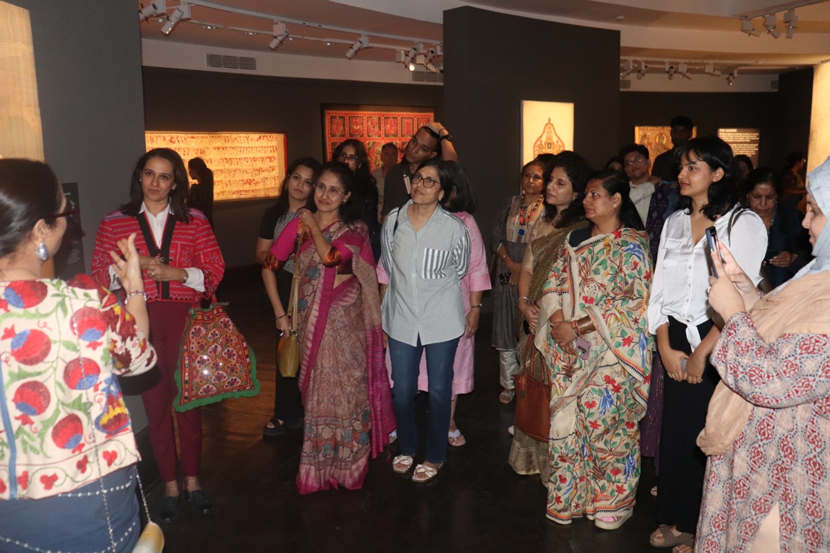 Glimpses of a Guided walk through of the ongoing exhibition 'Sutr Santati – Then. Now. Next' at NGMA, Mumbai on 20th January, 2024.
@PMOIndia @kishanreddybjp @arjunrammeghwal @MinOfCultureGoI @M_Lekhi @secycultureGOI @PIBCulture #abherajbaldotafoundation #sutrsantati