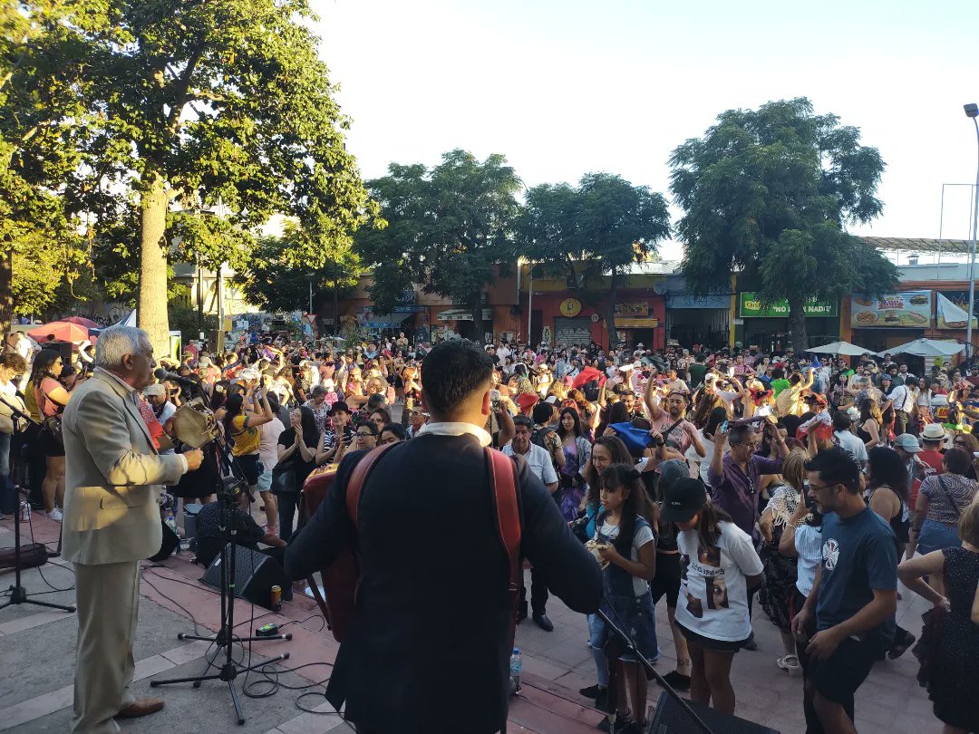 El Cuecazo del Roto, el domingo 14 de enero de 2024, abrió las cerca de 30 actividades de #FiestaDelRoto2024 en Plaza Yungay.
Hermoso momento de alegrías y baile en la fiesta popular, patrimonio inmaterial de <a href="/Barrio_Yungay/">Barrio Yungay</a>.
#YungayEnElCorazon 
#LosPatrimoniosDignifican