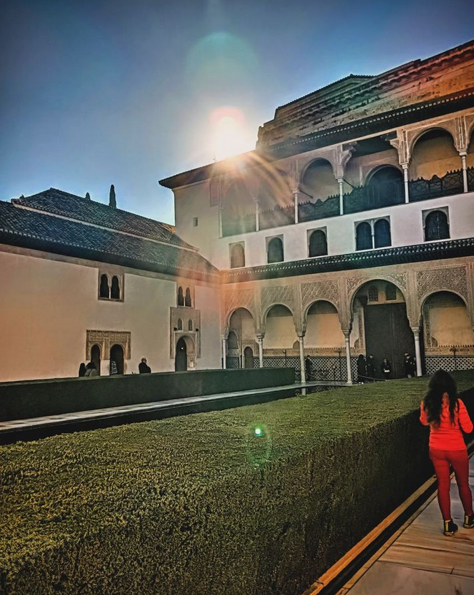 Vladsnake's tweet photo. #Sunrays in #CourtoftheMyrtles (#PatiodeComares #Patiodelosarrayanes). #ComaresPalace. #Alhambra, #Granada #الحمراء https://t.co/2Q3KMm9vJn