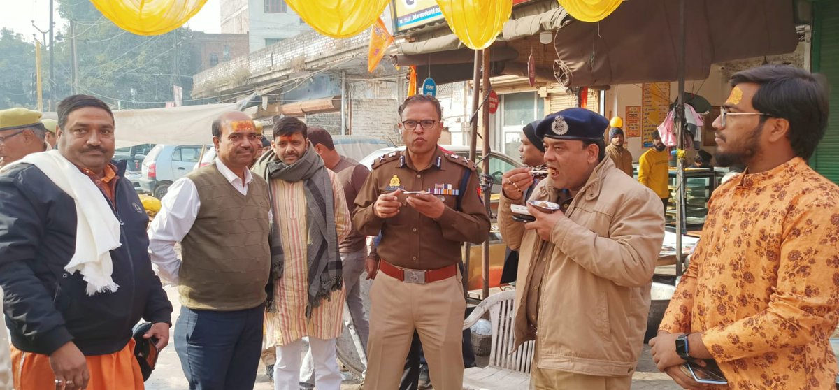 आज दिनांक #२२जनवरी को मर्यादा पुरुषोत्तम श्री राम की प्राण प्रतिष्ठा के उपलक्ष्य में कानपुर के विभिन्न संगठनों द्वारा भजन, प्रसाद वितरण(भण्डारा) एवं प्राण प्रतिष्ठा का सजीव प्रसारण कार्यक्रमों का आयोजन किया जा रहा है, इसी क्रम में पुलिस आयुक्त श्री अखिल कुमार, संयुक्त पुलिस