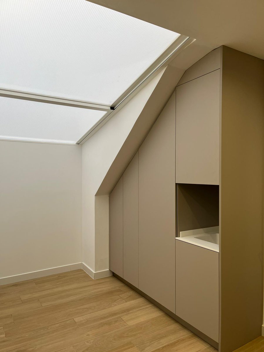 Aprovecha hasta el último cm de tu cocina! En Vikkerbaün sacaremos partido hasta el último rincón de tu cocina para que sea práctica y funcional.
#vikkerbaun #cocinaselche #mueblesdecocina #cocina #mueblesamedida #cocinasdiseño #kitchendesign #cocinas