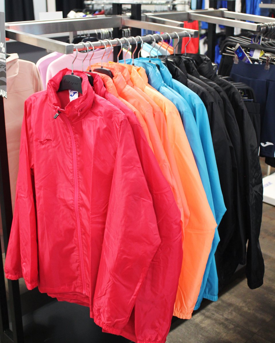 FutbolLago's tweet photo. Os recordamos que nuestras #rebajas continúan en todas nuestras #tiendas hasta el 29 de febrero.💥

No lo dejéis pasar para no quedaros sin vuestra talla o #color favorito.🛍️

Tenemos calzado, #ropa y accesorios a precios increíbles.🏷️

¡Os esperamos!🤗

#lagodeportes #jomalago https://t.co/6jj6DXuSCm