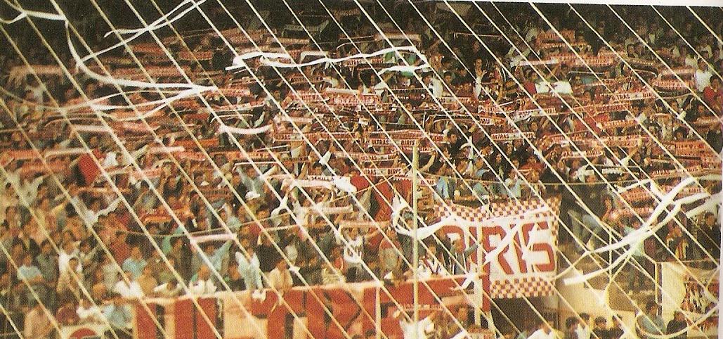 culturayesenzia's tweet photo. Graderío Biris Norte.
#ultras #sfc #golnorte #viejostiempos https://t.co/3jxcMmIAfe