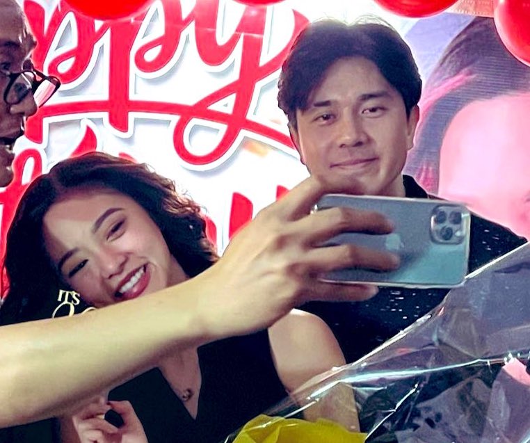allabtkimpau_'s tweet photo. Sorry direk! Pero ang ganda ng smile ni mom and dad

KIMPAU LINLANGonTV
#LinlangPasabog
#KimPau https://t.co/BF0fIhPcBS