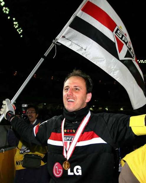 Rogério Ceni em 2005:

75 jogos
21 gols
2 assistências

🏆 Paulistão
🏆 Libertadores
🏆 Mundial

✅ Melhor goleiro do Paulistão
✅ Melhor jogador da Libertadores
✅ Melhor jogador da final da Libertadores
✅ Melhor jogador do Mundial de Clubes
✅ Melhor jogador da final do