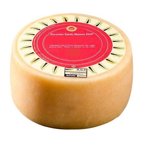 Ci sono tanti modi per associare un marchio ad un prodotto! Il Pecorino Sardo ha scelto l'etichetta. Quindi, per essere certi di acquistare la DOP basta cercare quella GIUSTA col marchio a raggiera e il bollino numerato. Occhio...e nel dubbio consultate pecorinosardo.it
