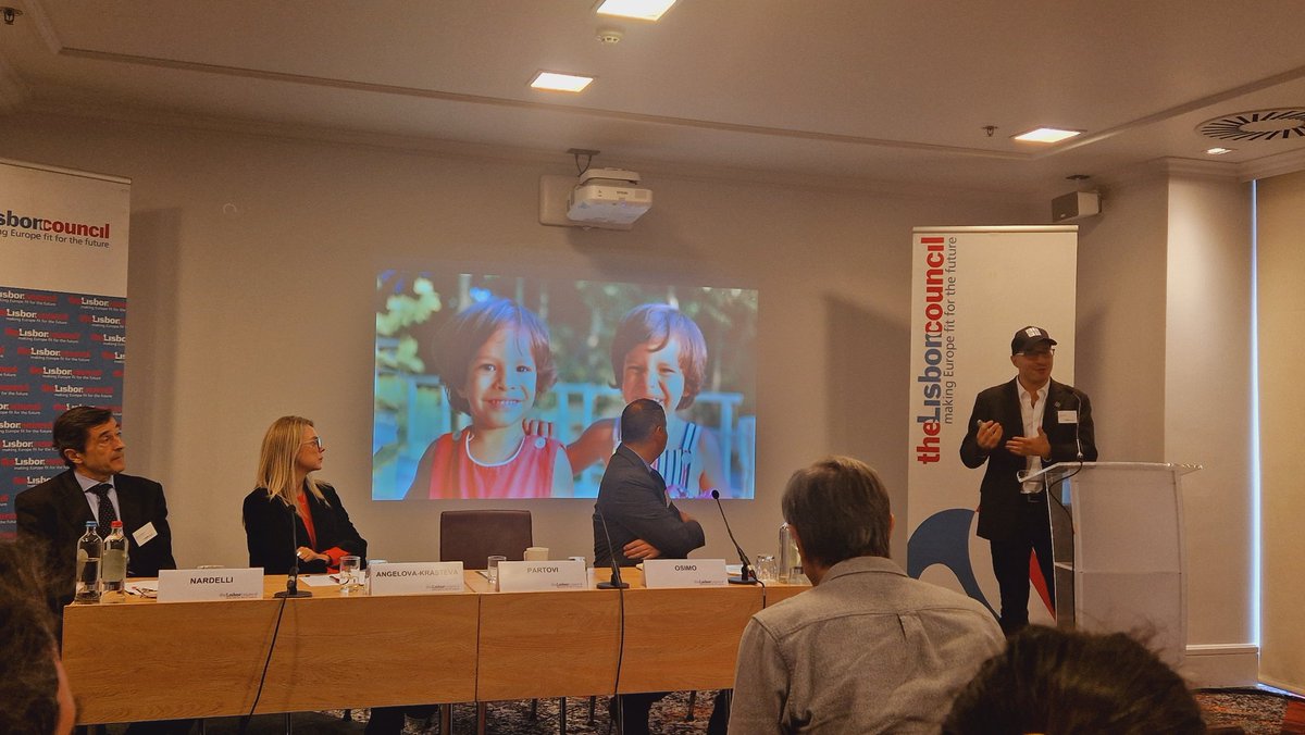 Na_carrera's tweet image. During the 2024 Digital Skills Summit Hady Partovi,@codeorg founder,reminds the audience how every student should have the opportunity to learn #computerscience.The Council Recommendations on Digital education &amp;amp; skills will help schools to do this!Stay tuned!#DEAP @lisboncouncil