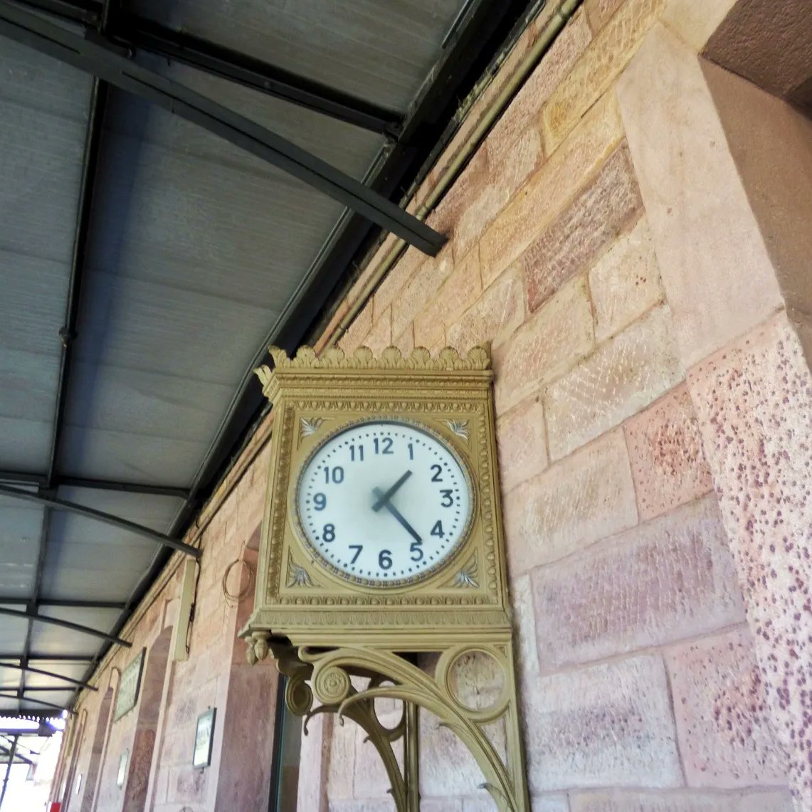 Eolande_93's tweet photo. Con su cálida piedra rojiza del Rodeno en la fachada, mantiene los elementos modernistas como la decoración de su reloj. Ha sido restaurada en varias ocasiones para que hoy sigamos apreciando su belleza. https://t.co/trGUPmG7o2