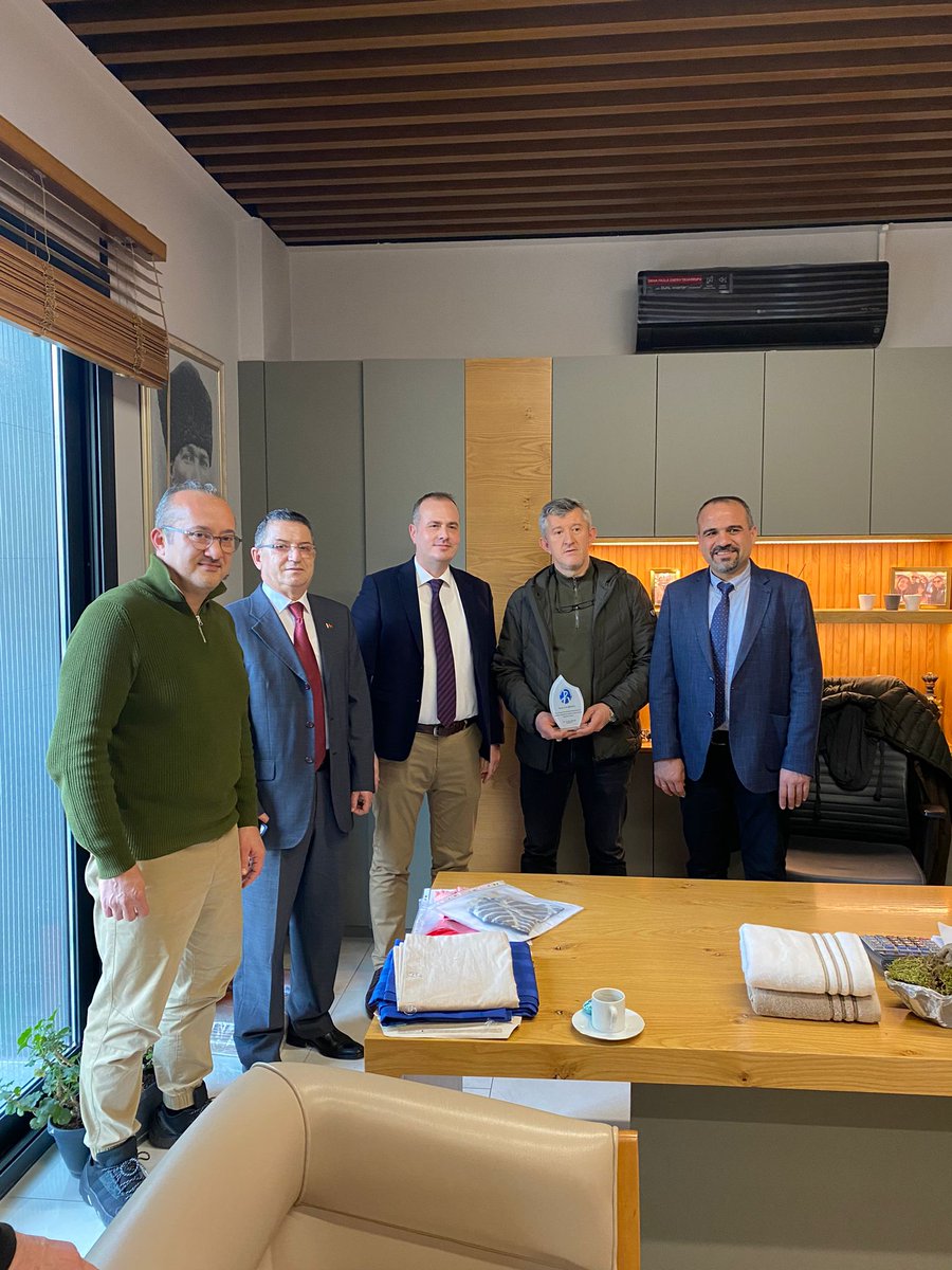 Hastanemize hemen hemen her yönden desteklerini esirgemeyen Fiore Tekstil Genel Müdürü Cemal Şengül ve ABN Tekstil Pazarlama Müdürü Fatih Şengül'e Başhekim Prof. Dr. Onur Birsen ve Başmüdür Dr. Süleyman Gökmen tarafından teşekkür plaketi verildi.