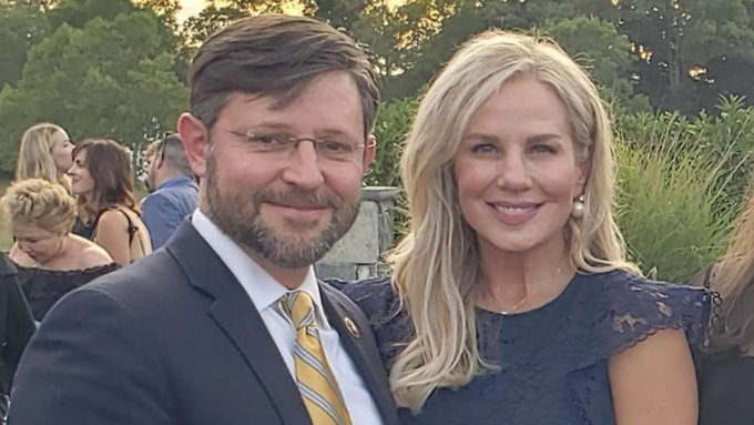GretaGrace20's tweet photo. Republicans believe gay marriage should be between a man and a woman. https://t.co/wJdYezZihT