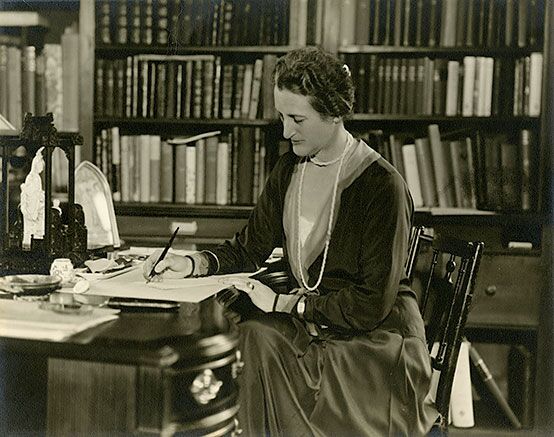 "My last page is always latent in my first; but the intervening windings of the way become clear only as I write."

Edith Wharton, who was born #OTD 1863. In 1921, she became the first woman to win the Pulitzer Prize, for her novel 'The Age of Innocence' #Writing #BookTwitter