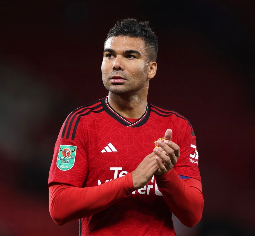 🚨 Casemiro fit no continue at Manchester United after this season as the club believe say e go better to sell the 31-year-old. E be one of the highest paid players for Premier League and e get three and a half years left for hin contract. (Source: Daily Star)