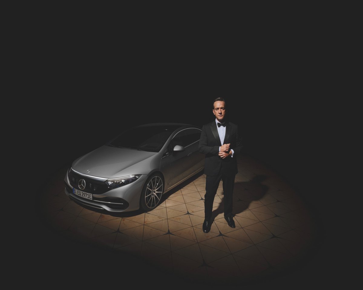 MercedesBenz's tweet image. On a secret mission with British actor Matthew Macfadyen and brand ambassador Roger Federer.

In our global brand campaign “Defining Class since 1886” both are acting as special agents, accompanied by Mercedes-Benz electric vehicles.

#MercedesBenz @rogerfederer #DefiningClass