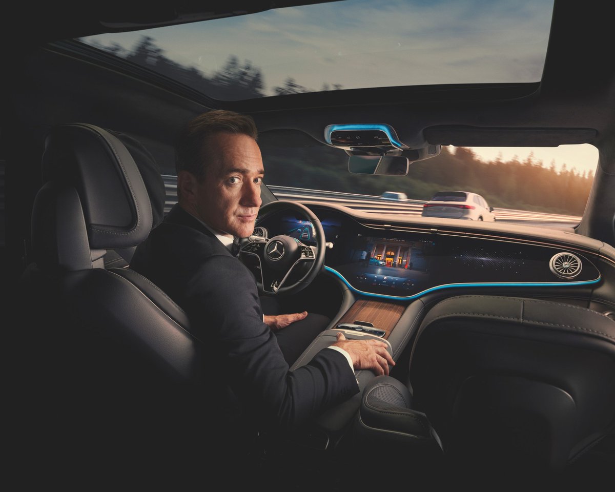MercedesBenz's tweet image. On a secret mission with British actor Matthew Macfadyen and brand ambassador Roger Federer.

In our global brand campaign “Defining Class since 1886” both are acting as special agents, accompanied by Mercedes-Benz electric vehicles.

#MercedesBenz @rogerfederer #DefiningClass