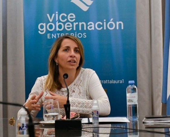 FurmanElias's tweet photo. Otro delito Kirchnerista!
El ex intendente de Federal Gerardo Chapino era"funcionario"del senado mientras estaba al frente del municipio!
La cómplice que le otorgó otro trabajo que nunca cumplió es la jubilada más joven de Entre Ríos la ex vicegobernadora Laura Stratta!
Difusión https://t.co/lSmHnDiUw7