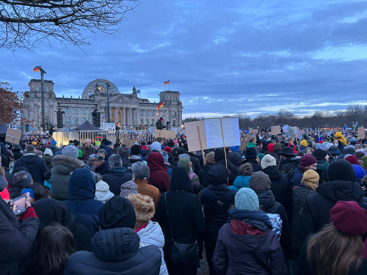 Demokratie verteidigen: Zusammen gegen Rechts! Ich gehe nicht oft auch Demos, aber gestern musste es sein. Die Family hat sich aufs Rad geschwungen. Wir waren beeindruckt von den vielen Menschen. Vor allem unsere Jüngste hat ein wichtiges Signal mitbekommen: #Wirsindmehr