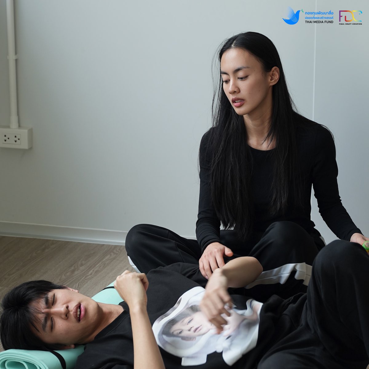 finaldraft708's tweet photo. "อย่ารอให้ทุกอย่างเหลือแค่ความทรงจำ เหมือนสายน้ำที่ไม่มีวันย้อนกลับมา"
บรรยากาศการเวิร์คช็อปวันที่ 3 ของเหล่านักแสดง ปันหยี I Sea You

#ปันหยีSeaYou #ปันหยีISeaYouWorkshopD3
#savesaisawat #gingareeya #jaraliora  #pakvarayu
#finaldraftcreation #กองทุนพัฒนาสื่อปลอดภัยและสร้างสรรค์ https://t.co/AZRZcyyNI0