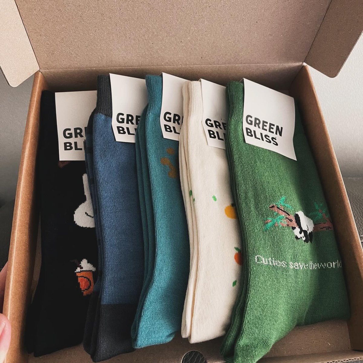 GREENBLISS77's tweet photo. 그린블리스는 과포장을 지양하고
선물이라면 재활용 가능한 종이패키지로
#심플 #깔끔 한 포장을 원하지만 
일반적인 고객들은 과포장되더라도 실제 제품보다 몇 배 큰 포장이 더 신경 쓴 모습으로 보이기에 항상 참 어려운 부분입���다.

#선물은 #그린블리스
#명절선물도 #greenbliss https://t.co/H4heSCGzan