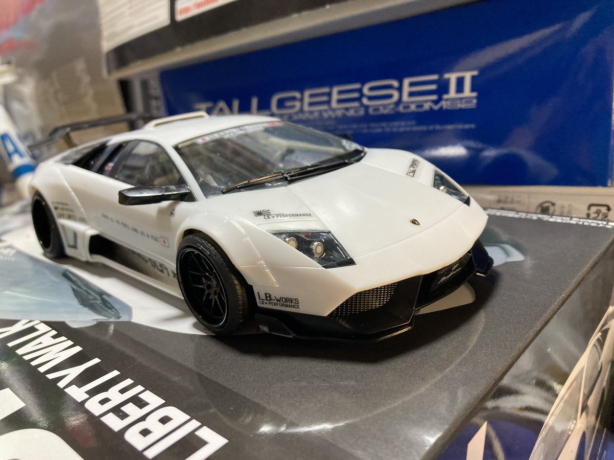 nbdwx968's tweet photo. #リバティウォーク
 #LIBETYWALK
 #LBWK
 #LBworks
ランボルギーニムルシエラゴ ver.1
 #アオシマ
エンジンルームハッチの屋根側は通常のブラックからホワイトに、リアスポイラーを通常のホワイトからブラックにしました。 https://t.co/TiLstEMk9Z
