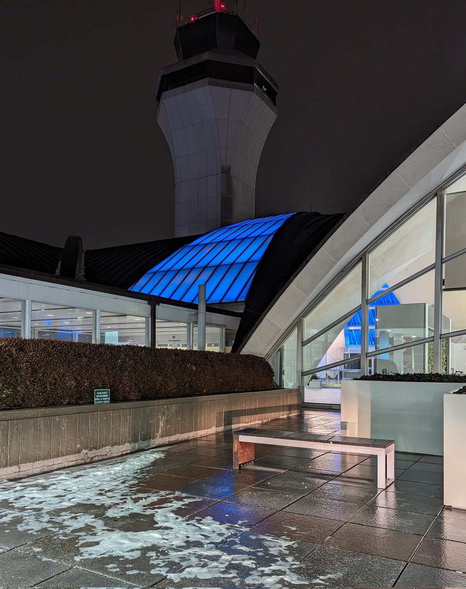 RudyGIII's tweet image. Very icy conditions at the airport. Don't come to the airport. Check your flight status. The freezing rain started getting bad on my morning commute at 3am. #STL #Flight #Delays #ice