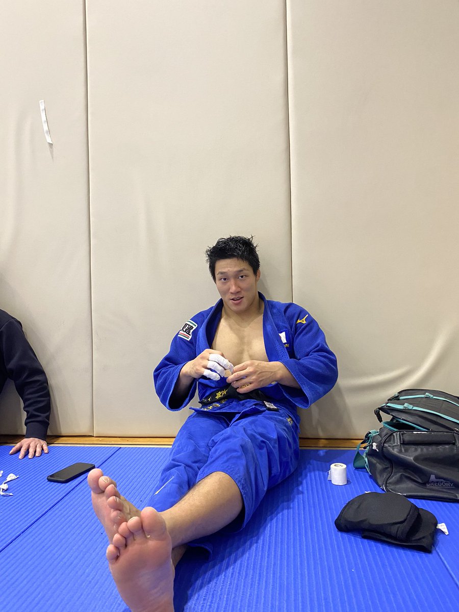HGH346's tweet photo. 練習後にテーピングを巻き出す藤原選手 https://t.co/KQol3KKp5l