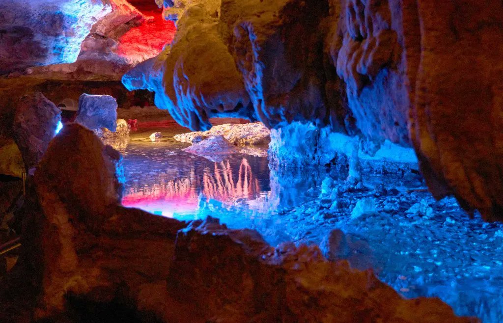 Una cascata sotterranea scoperta quasi per caso grazie al lavoro di un uomo il quale vedeva in un gruppo cunicoli una grande attrazione turistica. itinerariodiviaggio.com/ruby-falls-cha… Le #RubyFalls sono uno dei punti di forza della città di #Chattanooga in #Tennessee