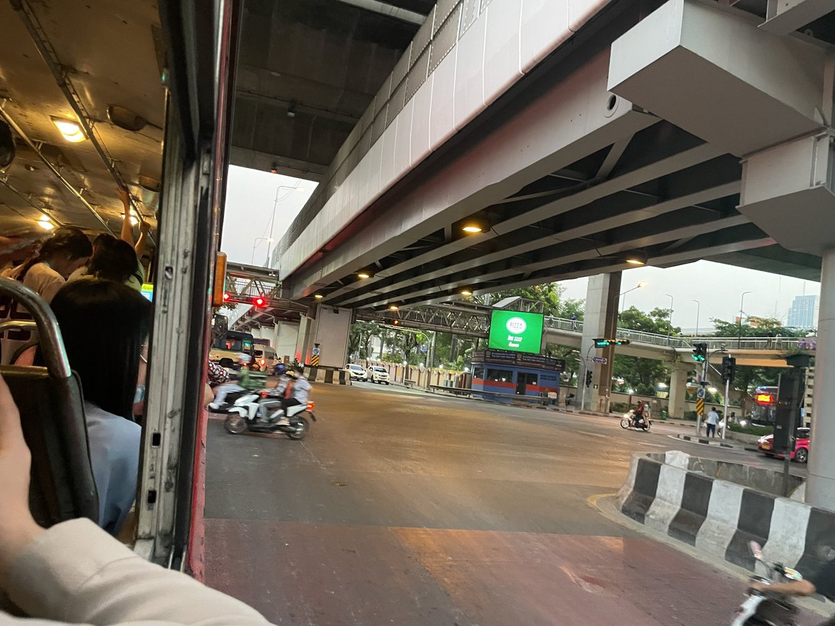prachisara's tweet photo. แยกตึกชัยมุ่งหน้าเข้า #เสาวรีย์ ไม่เปิดไปแดงเลย เกิดอะไรขึ้น @js100radio @fm91trafficpro @traffy #รถติด #ตรงข้ามรามา https://t.co/43FuLkvnqE