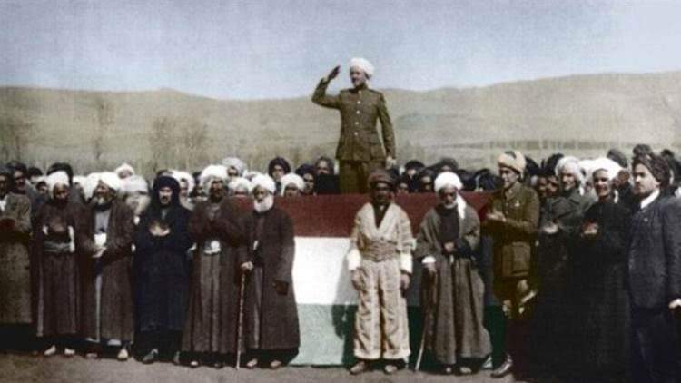 22.01.1946  Kürdistan Cumhuriyeti Mahabad Çarçıra Meydanında ilan edilişinin yıl dönümü.Gazi Muhammed ve arakadaşları bir hükümet kurdular.
Bu da Kürtlerin tarihinde önemli bir kesitCumhurbaşkanı Qazi Muhammed, Çarçıra Meydanı’ndaki ilan sırasında “Mahabad Kürdistan Cumhuriyeti