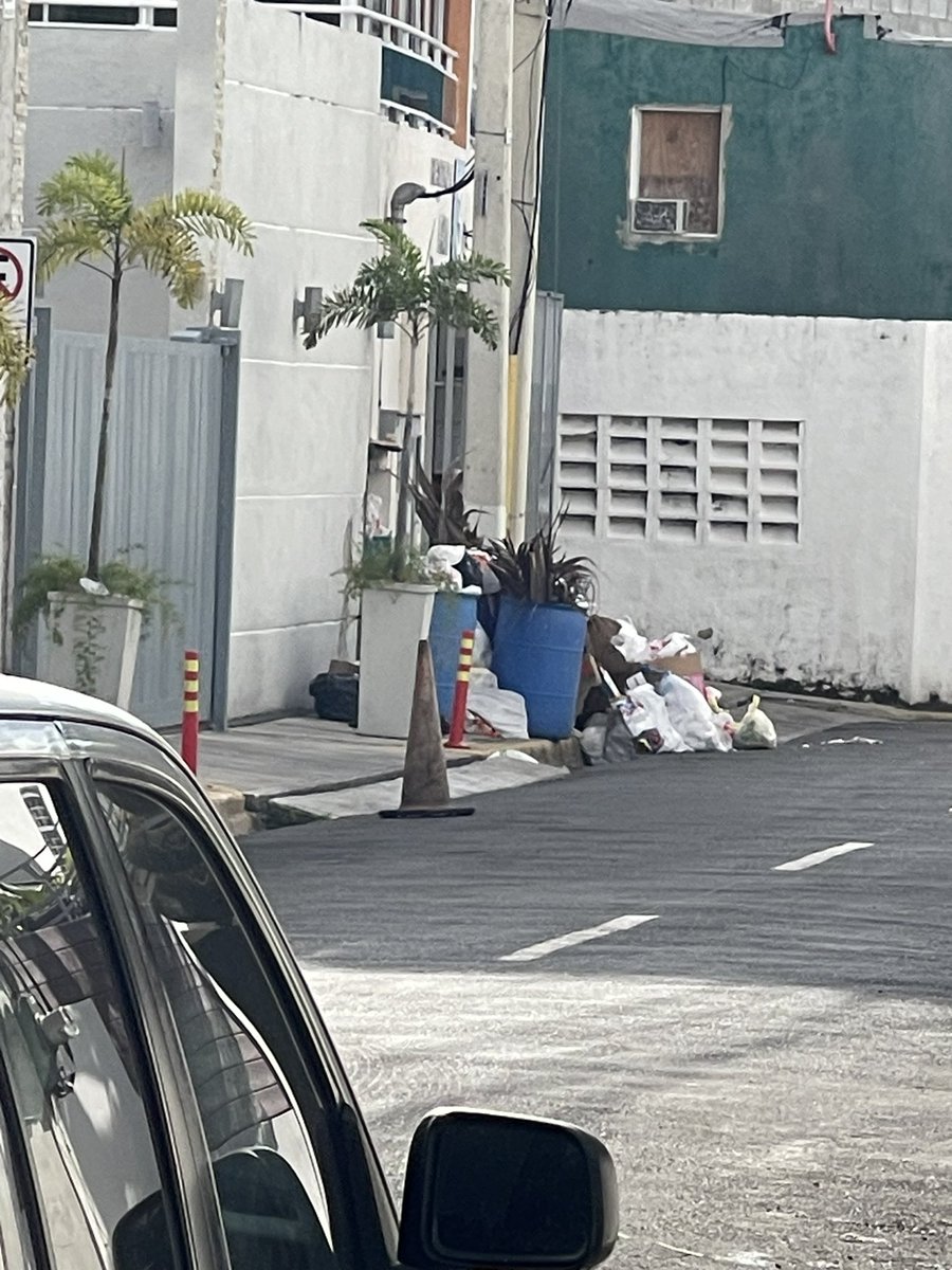 LiliSenra's tweet photo. Me gustaría saber que esta pasando con la recogida de basura en Urb. Fernandez y Julieta Morales @AlcaldiaDN ?? Tres semanas sin recoger basura. ¡Increíble! https://t.co/vyL5pWulyn