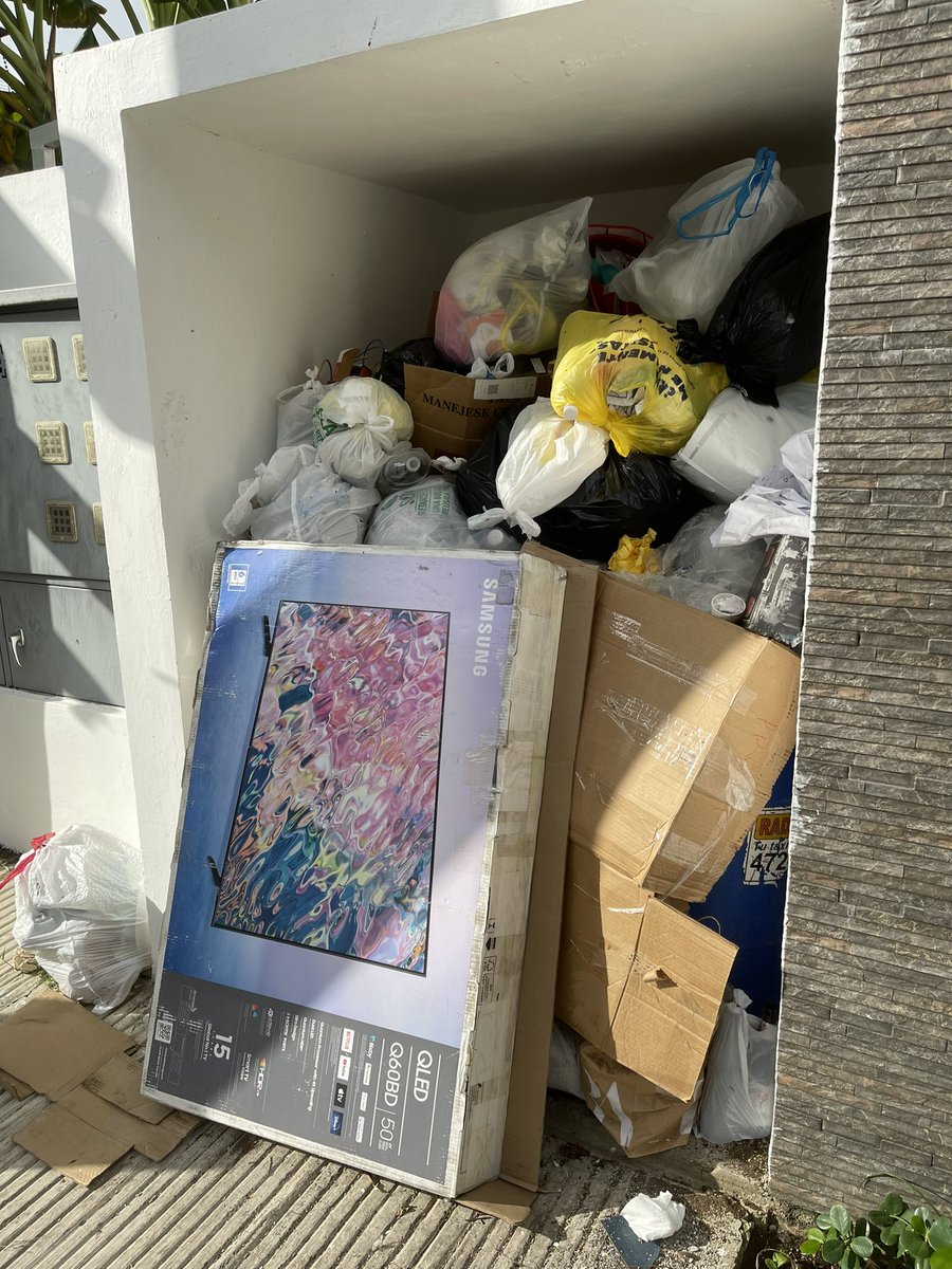 LiliSenra's tweet photo. Me gustaría saber que esta pasando con la recogida de basura en Urb. Fernandez y Julieta Morales @AlcaldiaDN ?? Tres semanas sin recoger basura. ¡Increíble! https://t.co/vyL5pWulyn