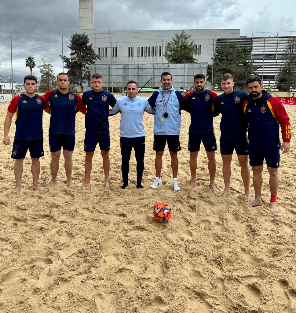 🏁🏝️CONCENTRACIÓN FINALIZADA ✅ 🇪🇸 La @SEFutbol Playa, con seis de los nuestros, ha preparado en Málaga su próximo objetivo: ¡El Mundial de #BeachSoccer que arrancará el 15 de febrero en Dubái! 🙌 ¡Buenas sensaciones de los chicos dirigidos por el técnico murciano Christian