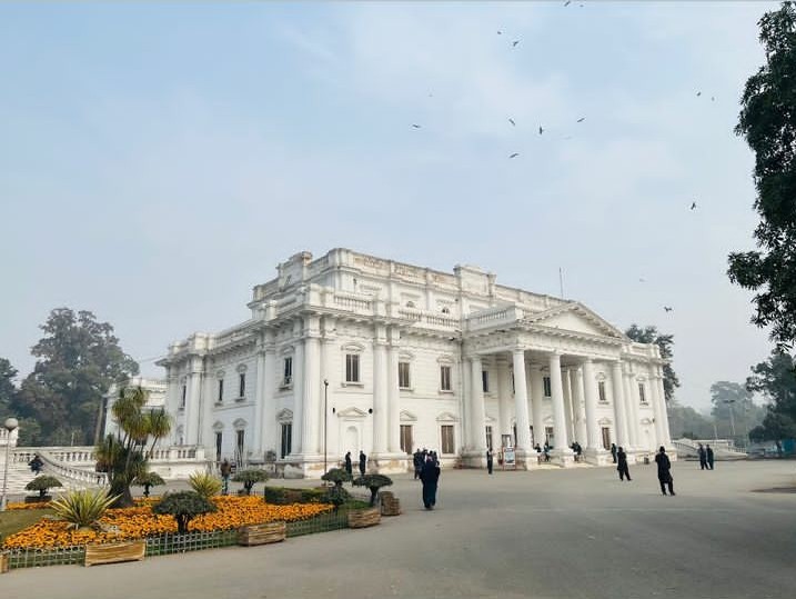 BLESSEDIRAM's tweet image. &quot;سب جن کے لئے جولیاں پھیلائے ہوئے ہیں
وہ رنگ میری آنکھ کے ٹھکرائے ہوئے ہیں.
اب کس کے لئے لائے ہو یہ چاند ستارے
ہم خواب کی دنیا سے نکل آئے ہوئے ہیں
کچھ بھی تیری دنیا میں نیا ہی نہیں لگتا
لگتا ہے پہلے بھی یہاں آئے ہوئے ہیں&quot;