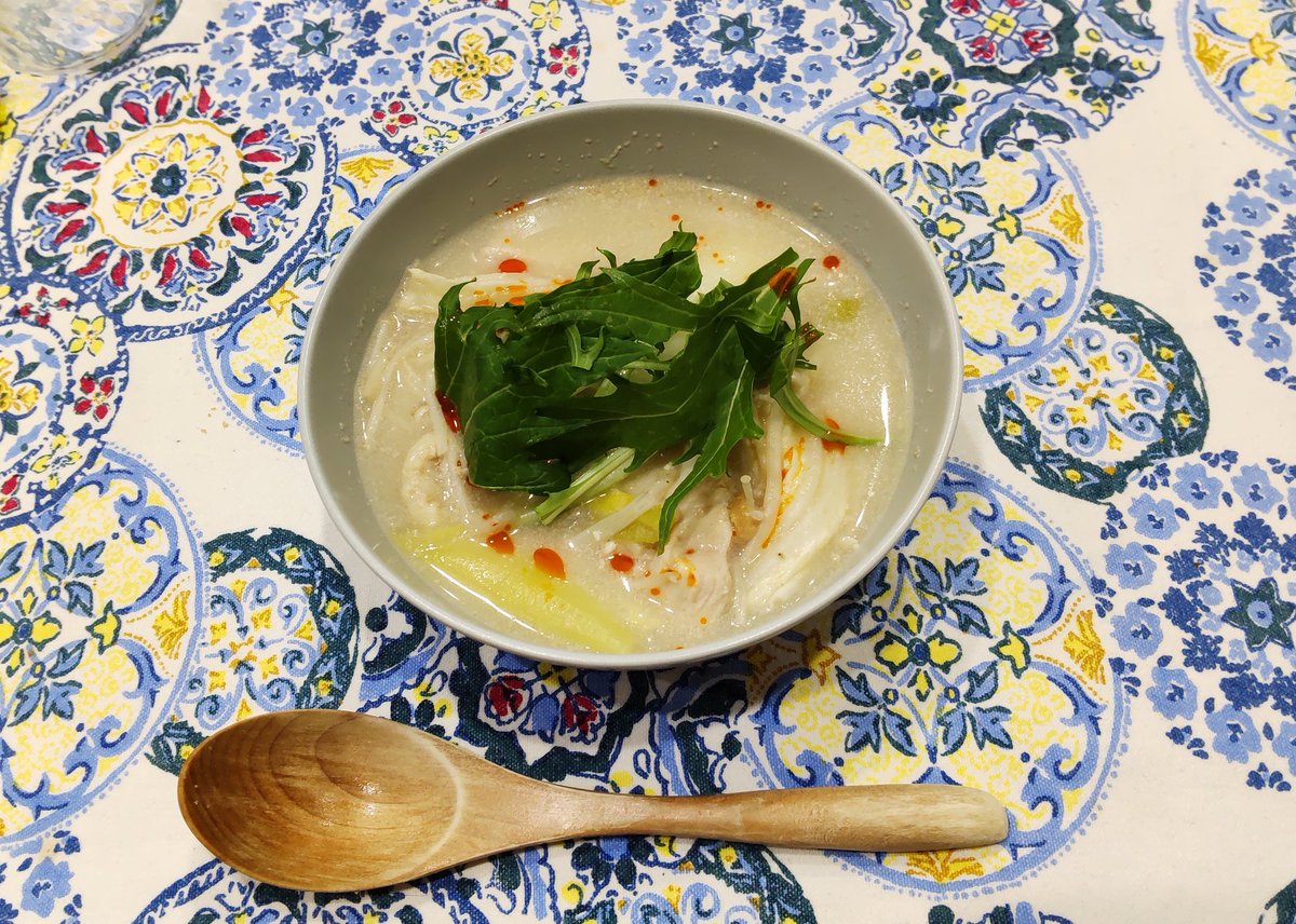 【食べましたっ】
昨日のポスト参照
ごま豆腐鍋つゆ〜🍲

２杯目はラー油入れてみた☺
ごまと鶏の風味がいいね👌とろみがあり、温まる〜💕

我が家は鶏むね肉、豆腐、えのき、白菜、ネギ、揚げ、水菜でした！

#おうちごはん　#鍋