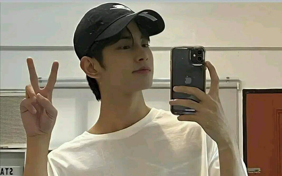 KylerKenjiMhin's tweet image. I Nominate #kyler from #HORI7ON for the 
#BestModelForCap  of the group!

#kookyMermont #kookyEvent