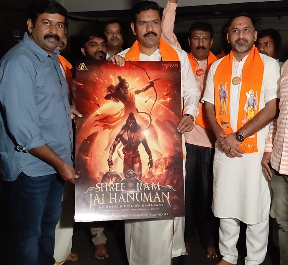 KASuresh2's tweet photo. ಶ್ರೀ ರಾಮ್, ಜೈ ಹನುಮಾನ್ ಚಿತ್ರದ ಟೈಟಲ್ ಪೋಸ್ಟರ್ ಅನಾವರಣಗೊಳಿಸಿ ಚಿತ್ರತಂಡಕ್ಕೆ ಶುಭ ಹಾರೈಸಿದ ಬಿಜೆಪಿ ರಾಜ್ಯಾಧ್ಯಕ್ಷ ಬಿ.ವೈ.ವಿಜಯೇಂದ್ರ.

SHREE RAM JAI HANUMAN 
An Untold Epic Of Ramayana

@ka_ @suresharts_  

#shreeramjaihanuman
#suresharts #moniflixstudios #moniflixaudios
 #sureshka #avadhoota https://t.co/VOObkou4zP