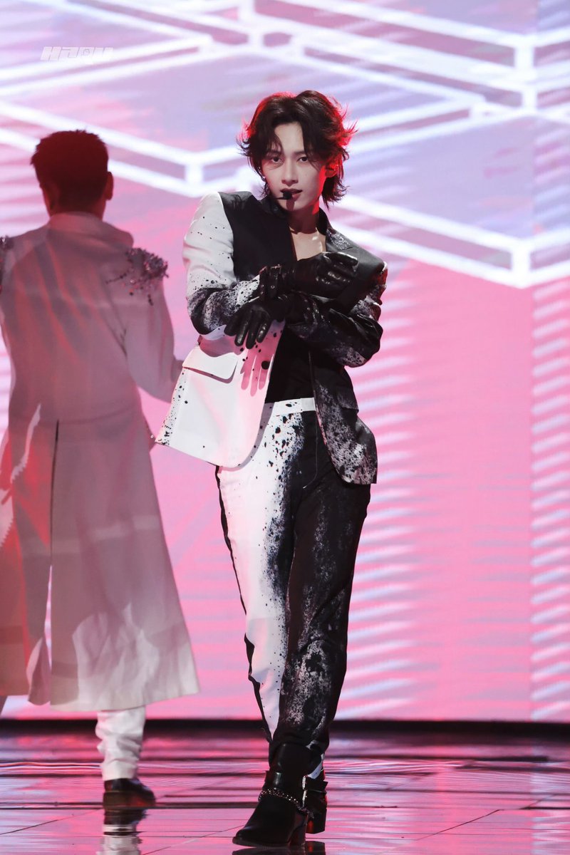 menjunfei's tweet photo. jun performing limbo in high heels
#세븐틴⁠ ⁠⁠#SEVENTEEN⁠ ⁠⁠
#ジュン #준 #JUN #文俊辉 @pledis_17 https://t.co/aDzoiVIdyw
