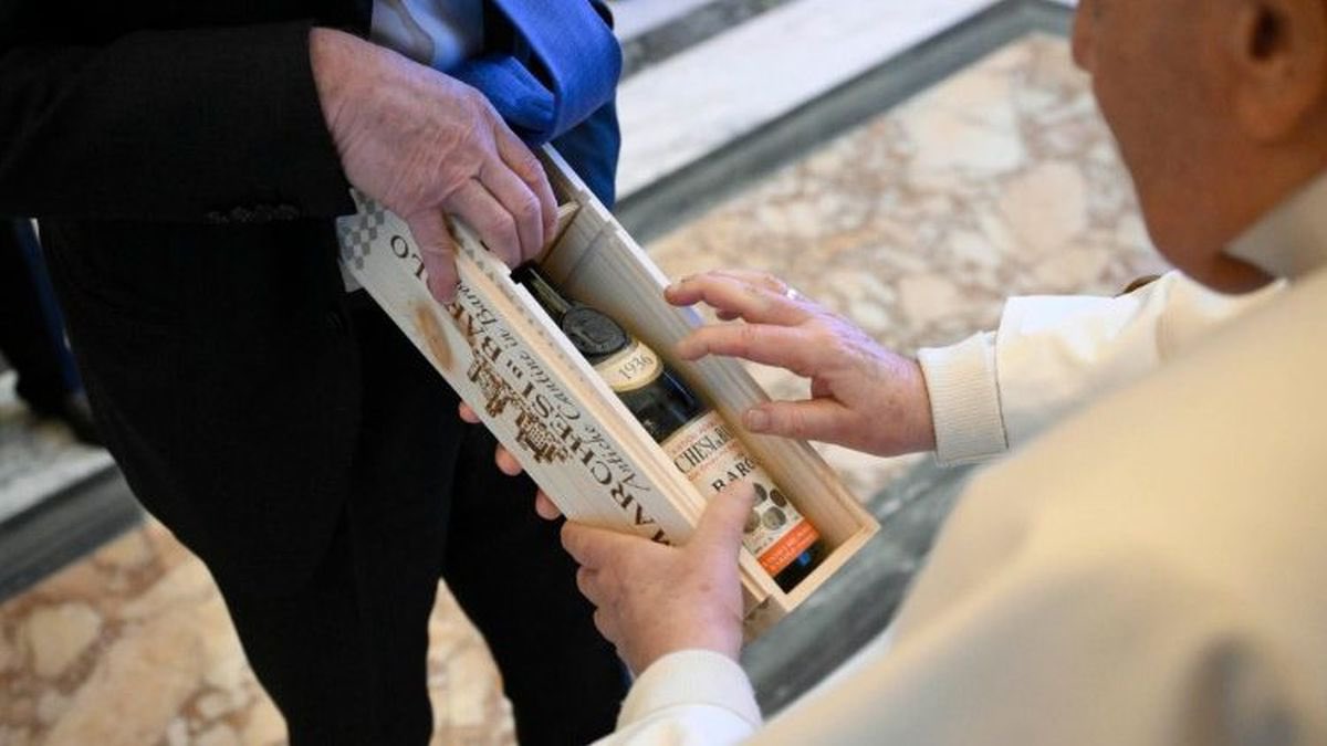 WineNewsIt's tweet photo. L’#omaggio del #vinoitaliano a @Pontifex_it: #Barolo1936 e #Marsala1936, anno della sua #nascita. L’#Italia simbolicamente riunita, dal #Piemonte (delle origini del Pontefice) alla #Sicilia, in #Vaticano, tra #Vinitaly, #imprenditori, #istituzioni e #comunicatori, https://t.co/QlbyT2IJ9H