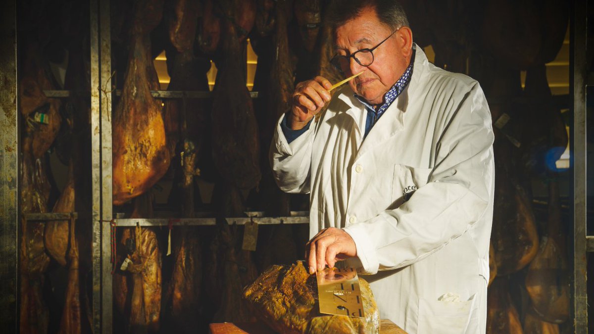 Puenterobles's tweet photo. Preservar la tradición y el sabor auténtico en nuestros jamones y embutidos es el gran valor que nos han inculcado nuestros padres y abuelos, los verdaderos artífices de Puente Robles. https://t.co/UE3PIPWQP3