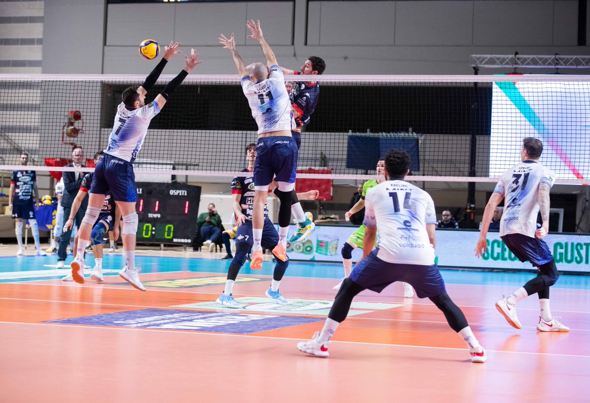 VeroVolley's tweet photo. 📸 𝐏𝐇𝐎𝐓𝐎𝐆𝐀𝐋𝐋𝐄𝐑𝐘
#TarantoMonza in pics! 🔥

#ForTheLoveOfTheGame 💙 https://t.co/fVjnkQdVvg