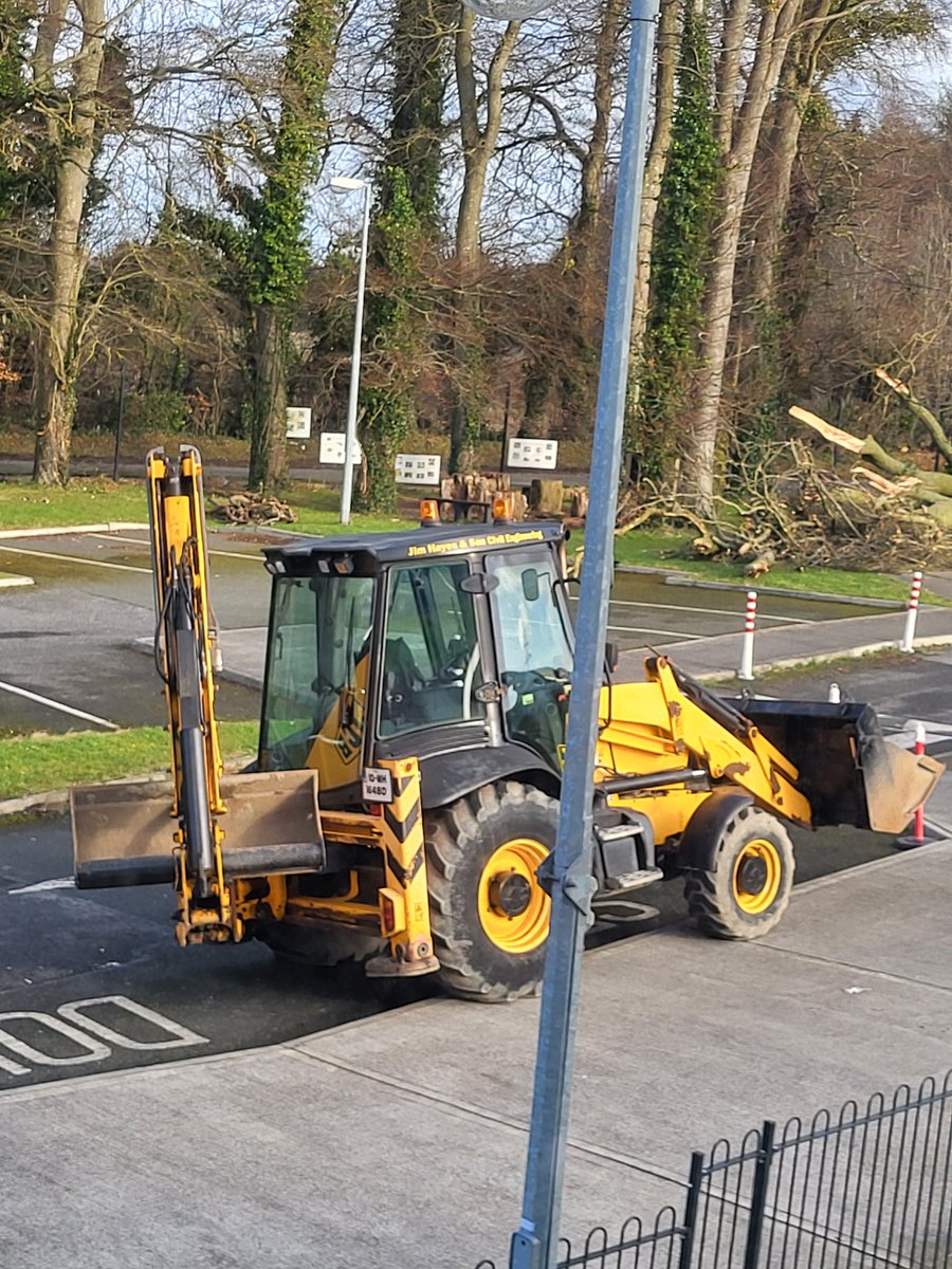A big thank you to Fox contracts, Keith &amp; David from <a href="/Fingalcoco/">Fingal County Council</a> &amp; team, &amp; local Cllrs especially <a href="/kierandennison/">Kieran Dennison</a> &amp; Mary McCamley who helped clear fallen trees on Powerstown campus! <a href="/GsChuilinn/">Gaelscoil anChuilinn</a> #communityeffort #teamwork #stormisha <a href="/EducateTogether/">Educate Together</a>