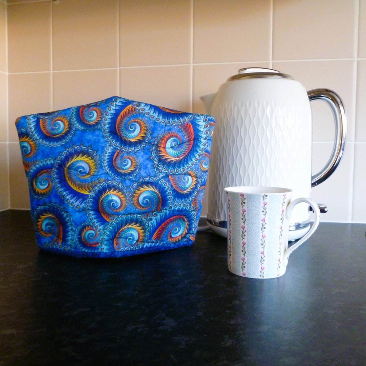 New in my Etsy shop. 
Link - daisychaincraftsukgb.etsy.com/listing/166311…
Handmade quality 100% cotton fabric tea cosy with insulated wadding for 2 cup teapot
#teacosy #teacozy #CraftBizParty #etsyshop #etsyuk #etsyhandmade #ukmakers #insulatedcosy #giftsforher #housewarminggift #cosy #cozyforteapot