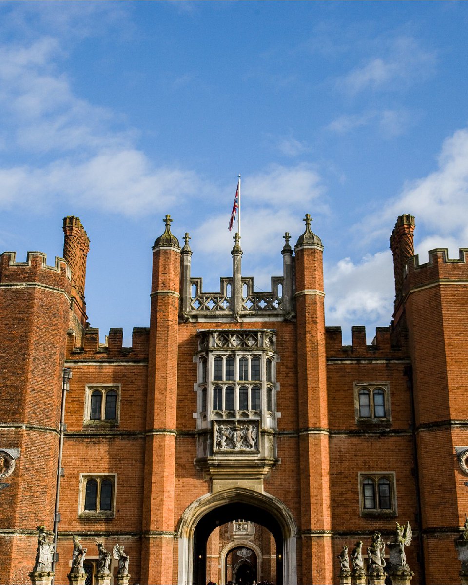 #Onthisday in 1901 Queen Victoria died, aged 81, at Osborne House, Isle of Wight 👑

It was Queen Victoria who first opened her birthplace, Kensington Palace, to the public in 1899. Even though she never lived there, she also opened up Hampton Court Palace to visitors in 1839 🏰