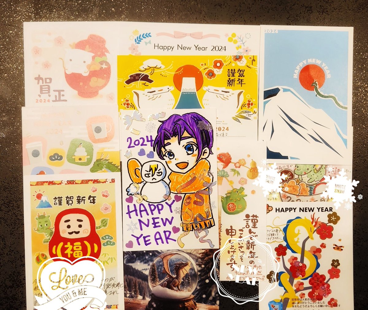 海王社様・大洋図書様から年賀状いただいております!🎍
コラボカフェやハイタッチなど2023年特別の思い出やキャラへの想い・ご感想など拝読し、新年から心が温かくなりました…
『いち恋』2巻発売(目標)に際してのサイン会&amp;お茶会へのご要望もありがとうございます!覚えていて下さって嬉しいです😂 