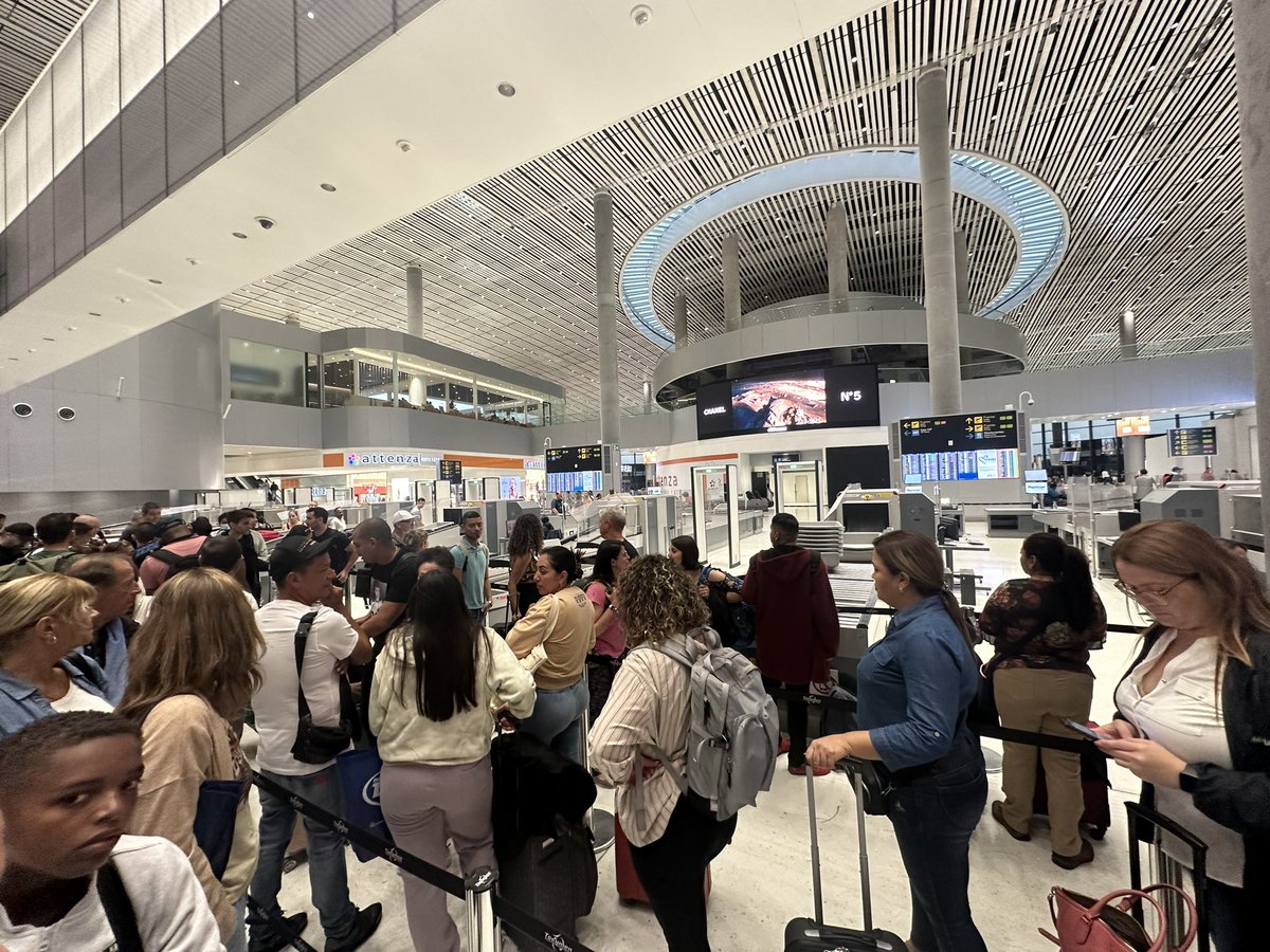Terminal 2 del Aeropuerto de Tocumen totalmente colapsada por Aduana. 10 líneas de scanners, sólo 2 activas y los pasajeros desesperados. 

Pésima gestión <a href="/tocumenaero/">Aeropuerto Internacional de Tocumen</a> para un aeropuerto internacional con tanto movimiento.