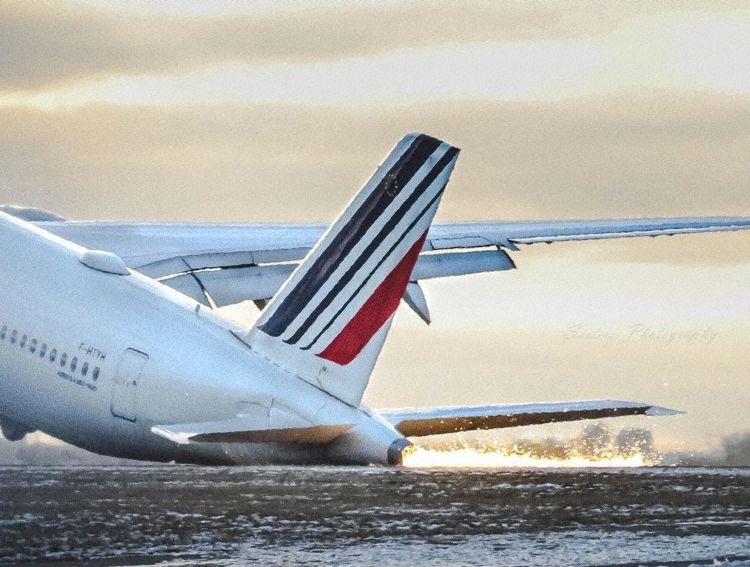 FlightModeblog's tweet photo. On Jan. 21, #AirFrance Airbus A350-900 (F-HTYH) flight #AF356 from #Paris CDG experienced a tailstrike during go-around at #Toronto Pearson int'l Airport. The aircraft landed safely a few minutes later.
Video: https://t.co/giRK9N6C28…
📷 © @airplusnews
#Airbus #A350 #canada https://t.co/GOaYEZeWxg